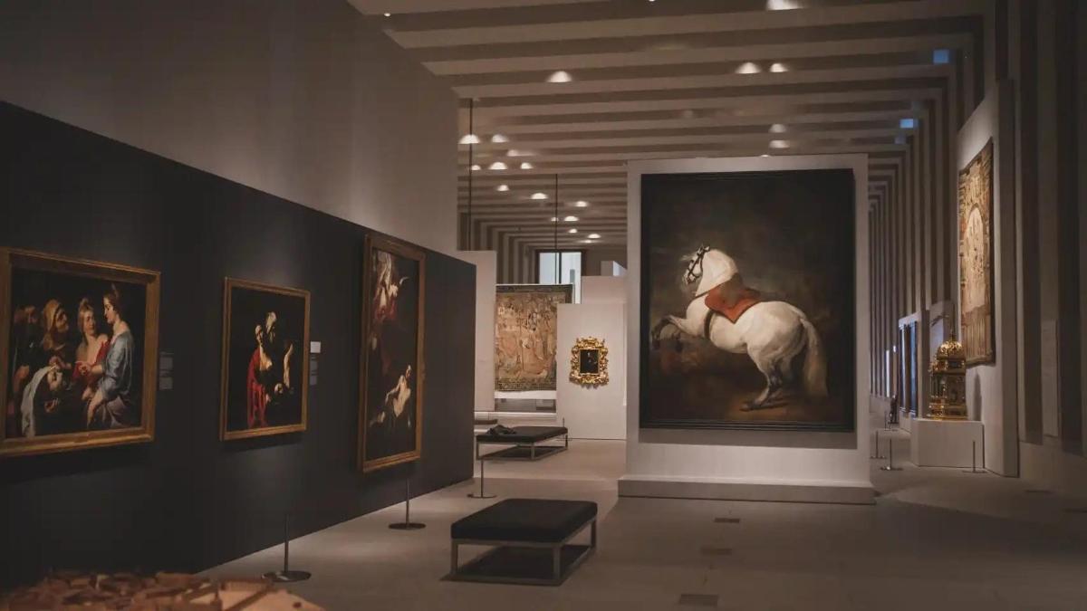 un museo con un grande dipinto sul muro