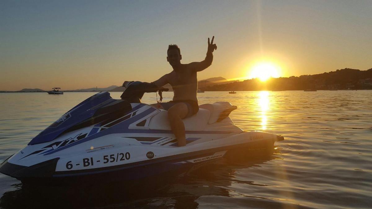 um homem sentado em um jet ski na água