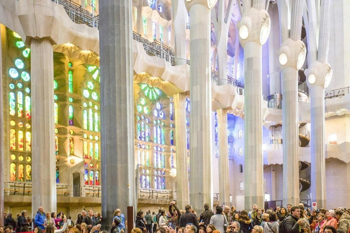 un grup de persones dretes en una gran catedral