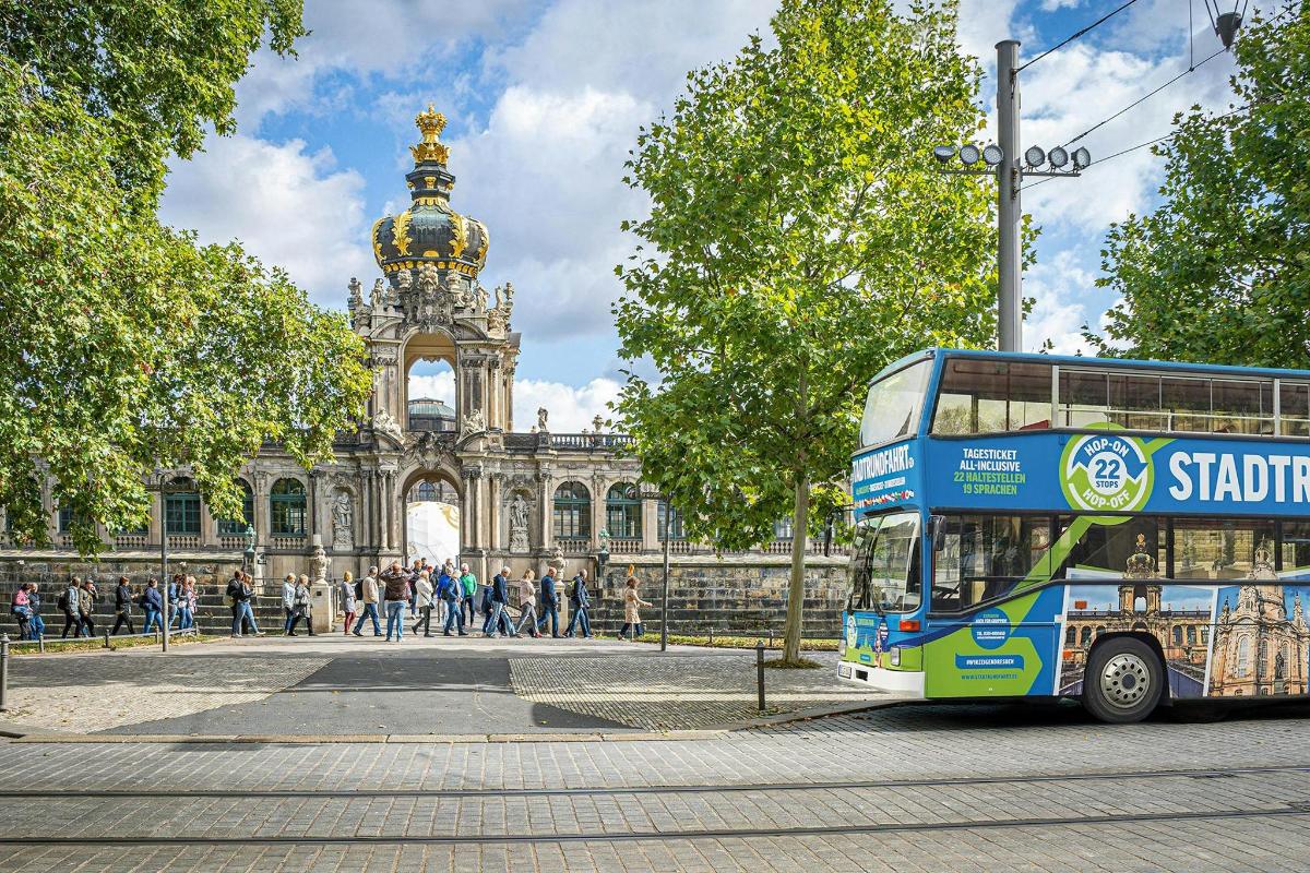 um ônibus de dois andares estacionado em frente a um prédio