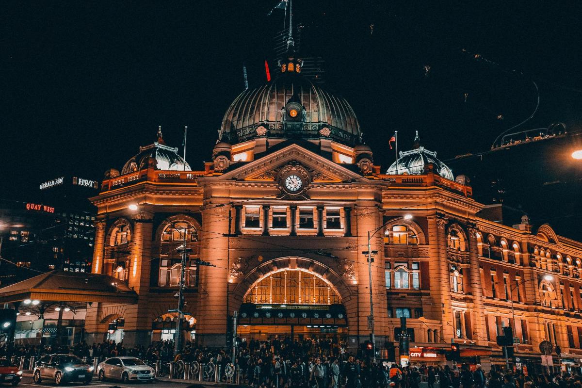 um grande edifício com um relógio no topo