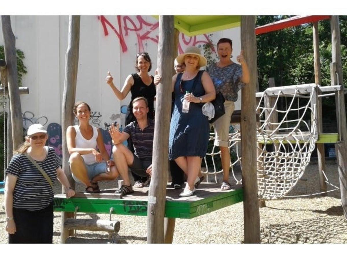 Un grupo de personas posando para una foto en un patio de recreo.