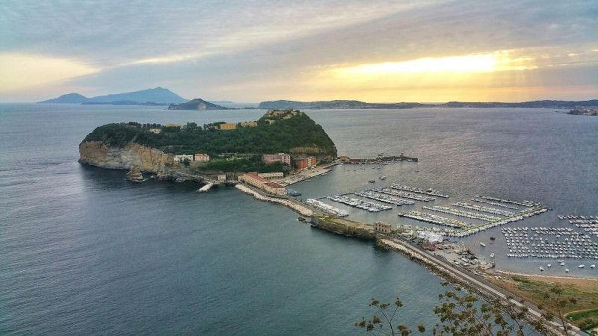 un'isola con un mucchio di barche in acqua
