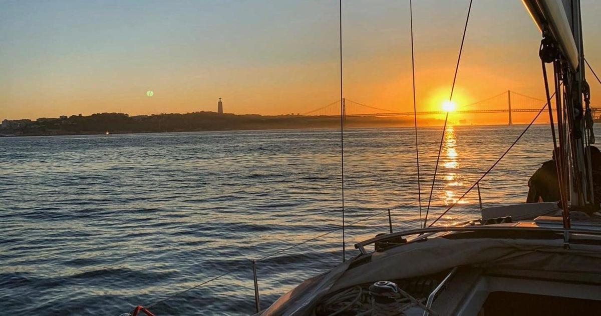 paat vees, taustal päikeseloojang