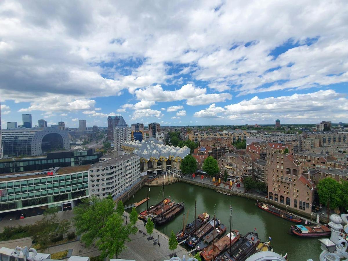 una vista di una città con barche in un fiume