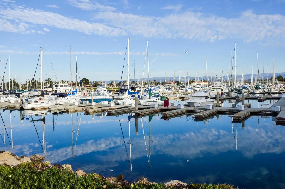 un gruppo di barche attraccate in un porto turistico