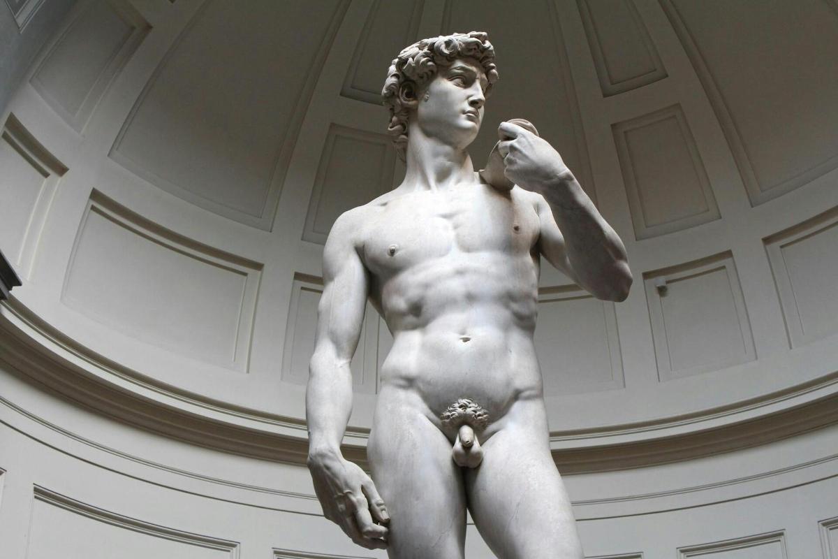 Una estatua de un hombre de pie en un edificio.
