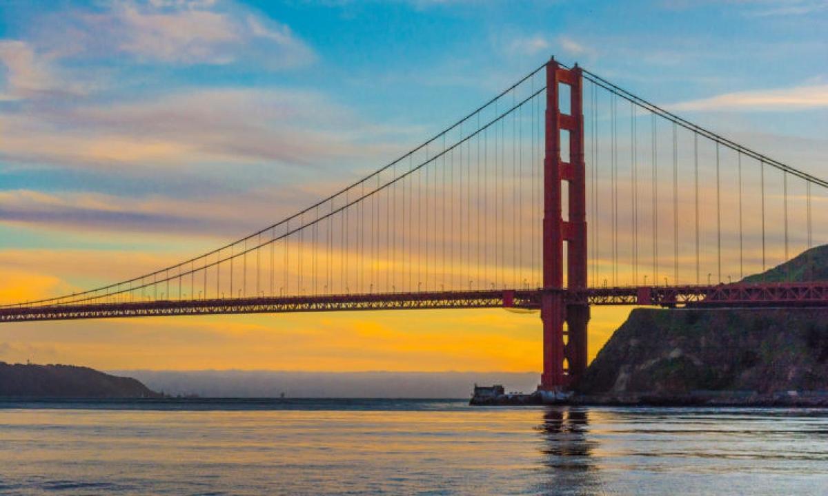 a golden gate bridge at sunset over the water