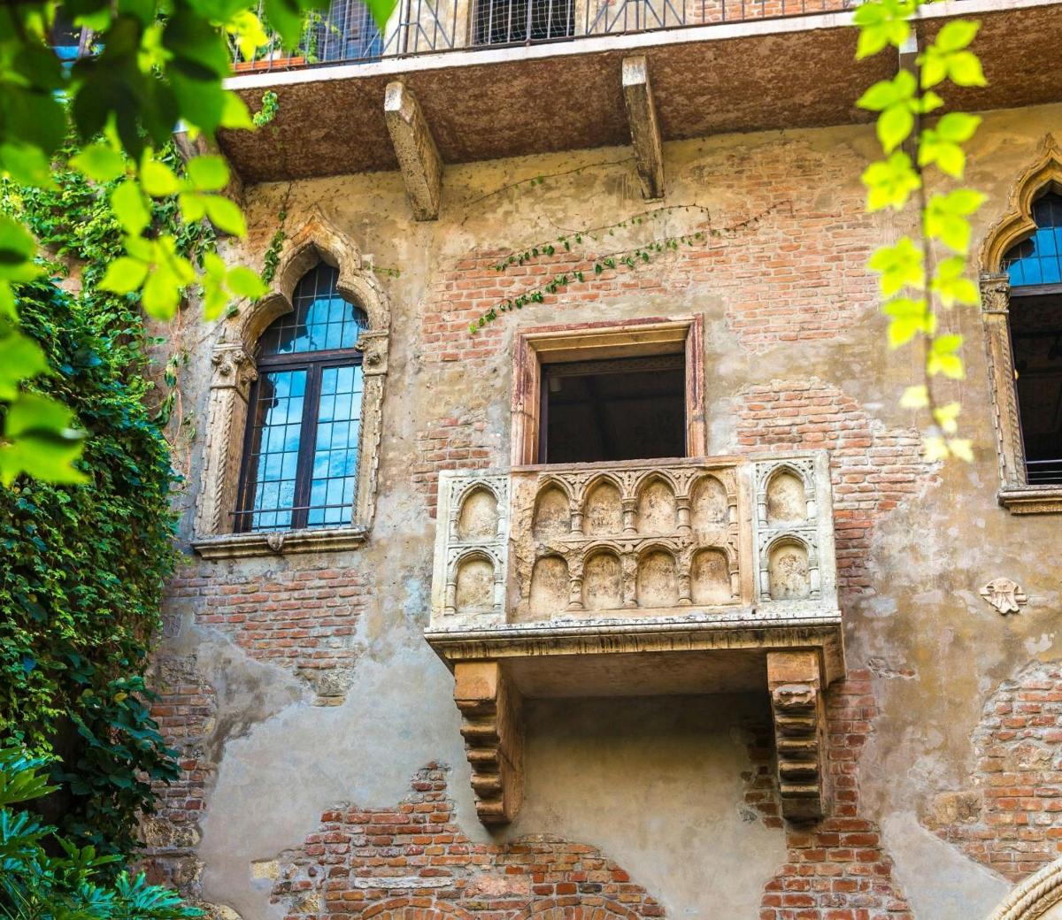 kamniti balkon na strani stavbe