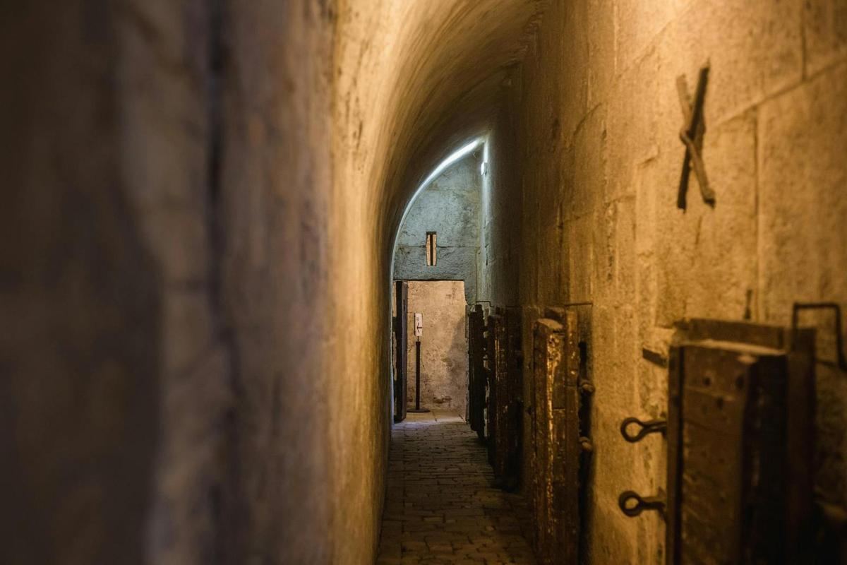 an empty hallway in a building with an archway