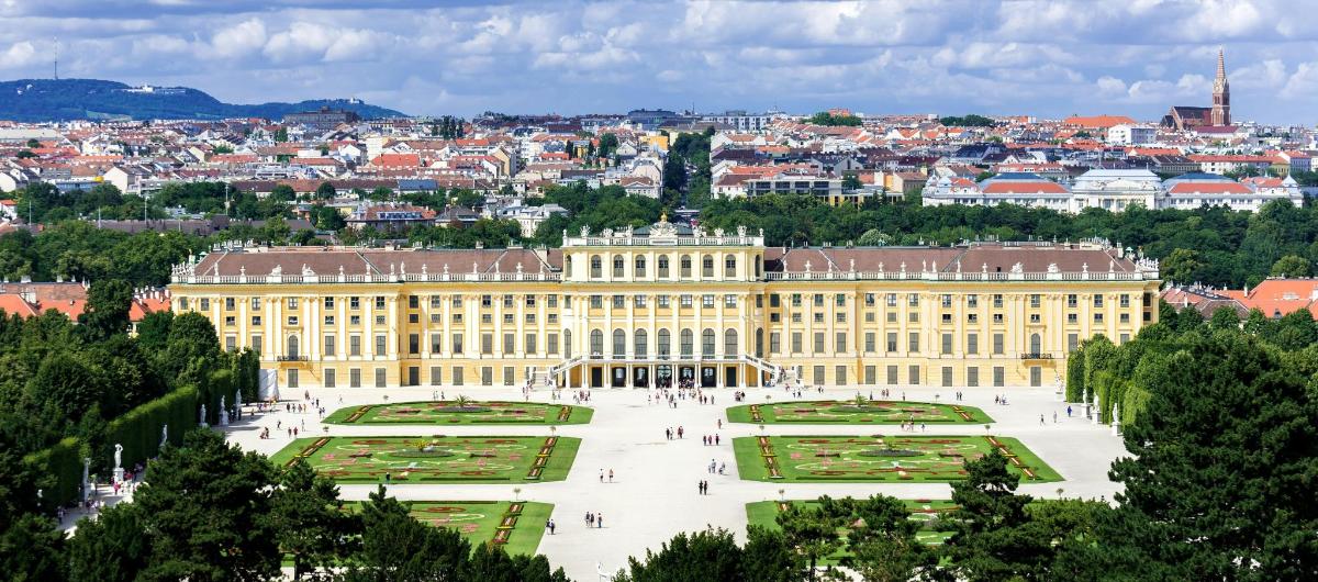 un grande edificio giallo con una città sullo sfondo