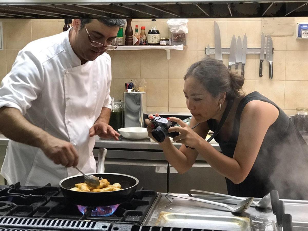 um homem e uma mulher em uma cozinha preparando comida