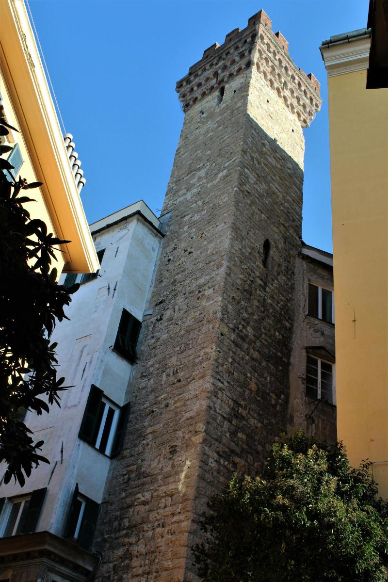 ένας ψηλός πύργος από τούβλα στην πλευρά ενός κτιρίου