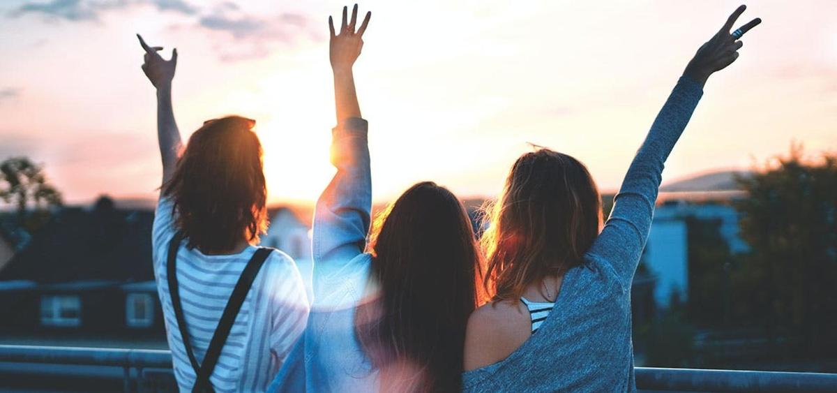 čtyři dívky s rukama ve vzduchu a rukama zdviženýma