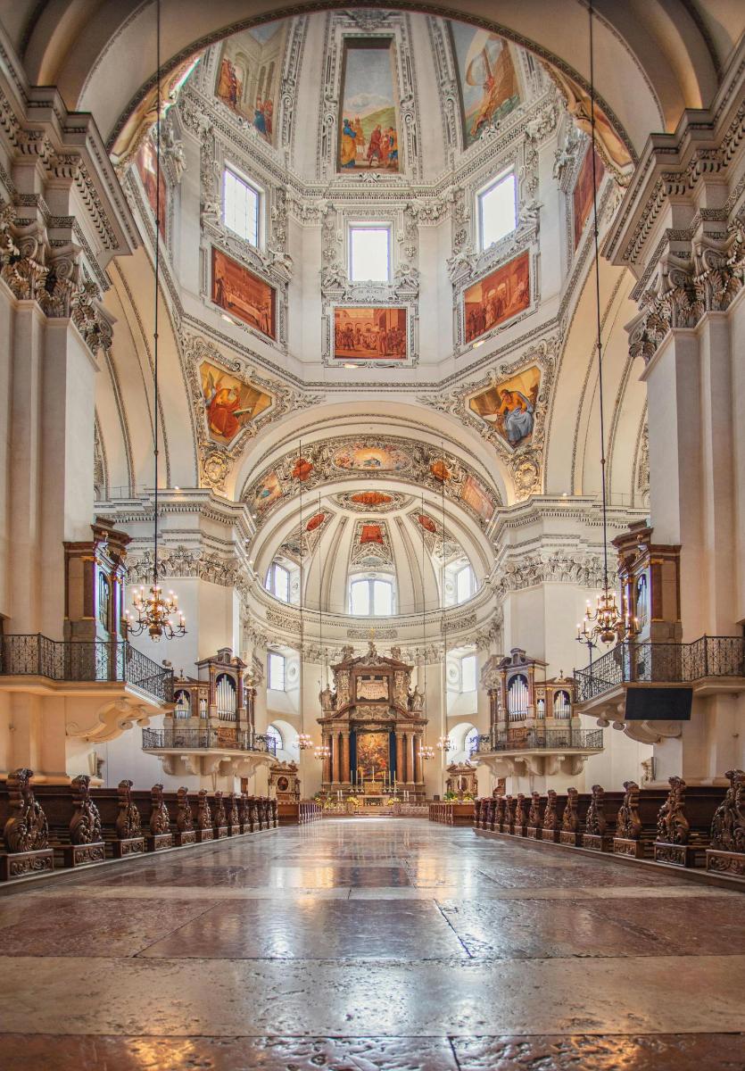 ein großer Raum mit einer Decke mit Gemälden daran