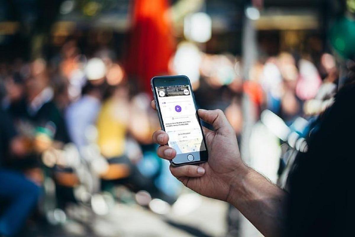 inimene, kes hoiab käes mobiiltelefoni