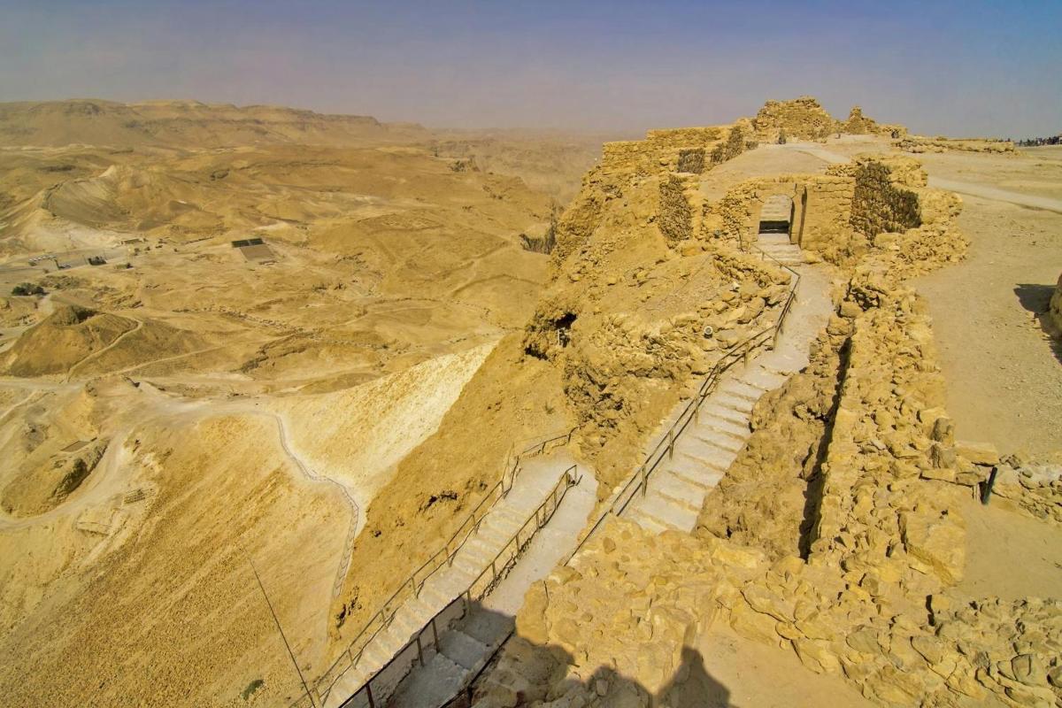 uma vista aérea de ruínas no deserto