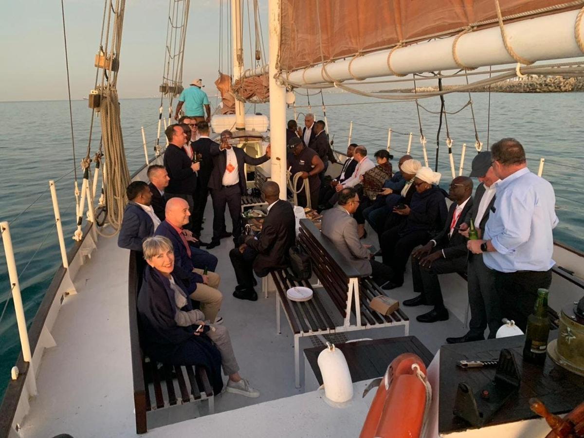 un gruppo di persone su una barca in acqua