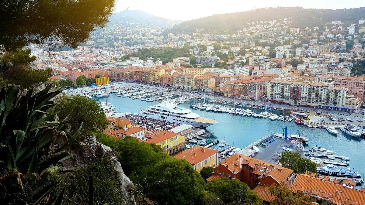 vista d'un port amb vaixells a l'aigua