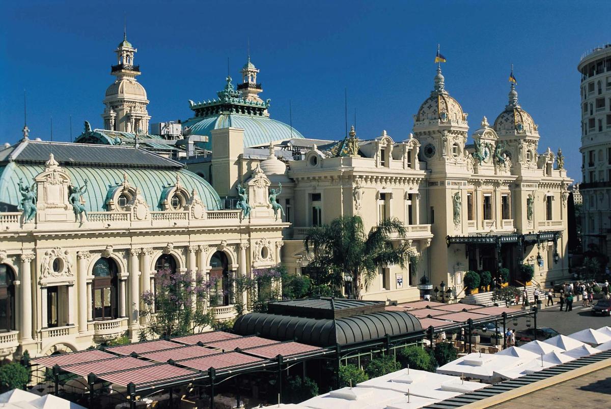 un gran edifici blanc amb cúpules a sobre