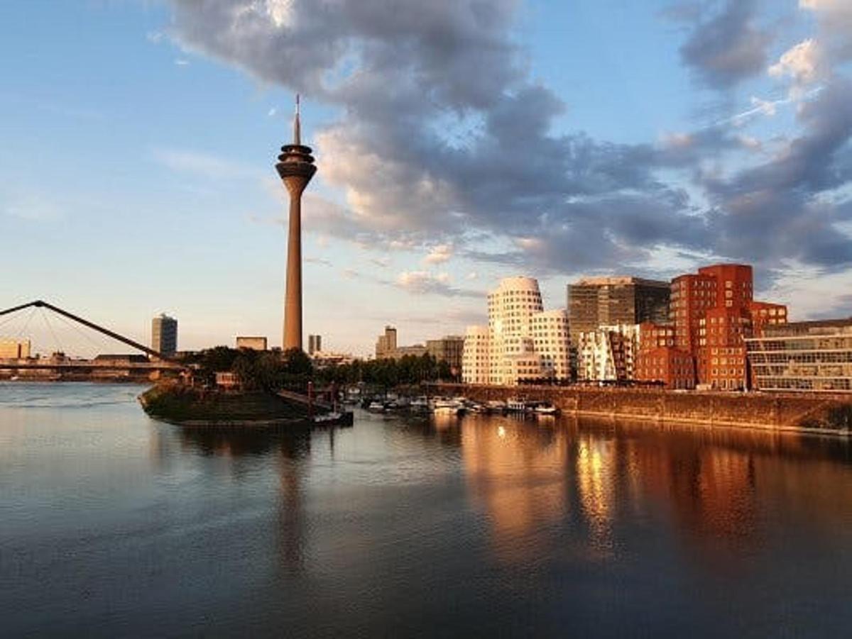 egy város látképe egy toronnyal a vízben