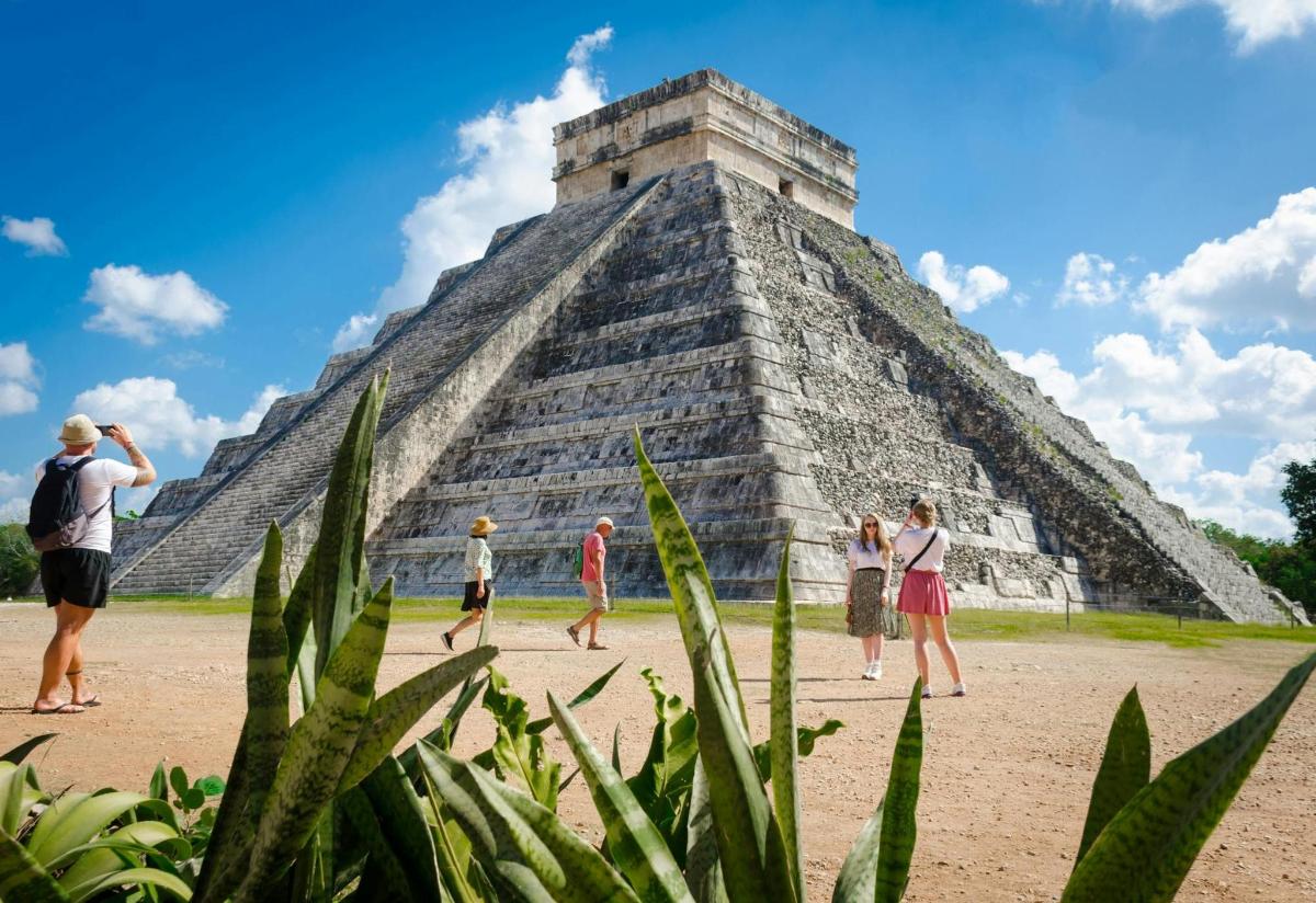 eine Gruppe von Menschen steht vor der Pyramide