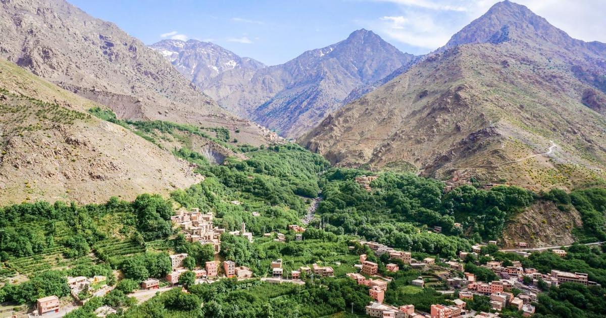 una vista aerea di un villaggio in una valle di montagna
