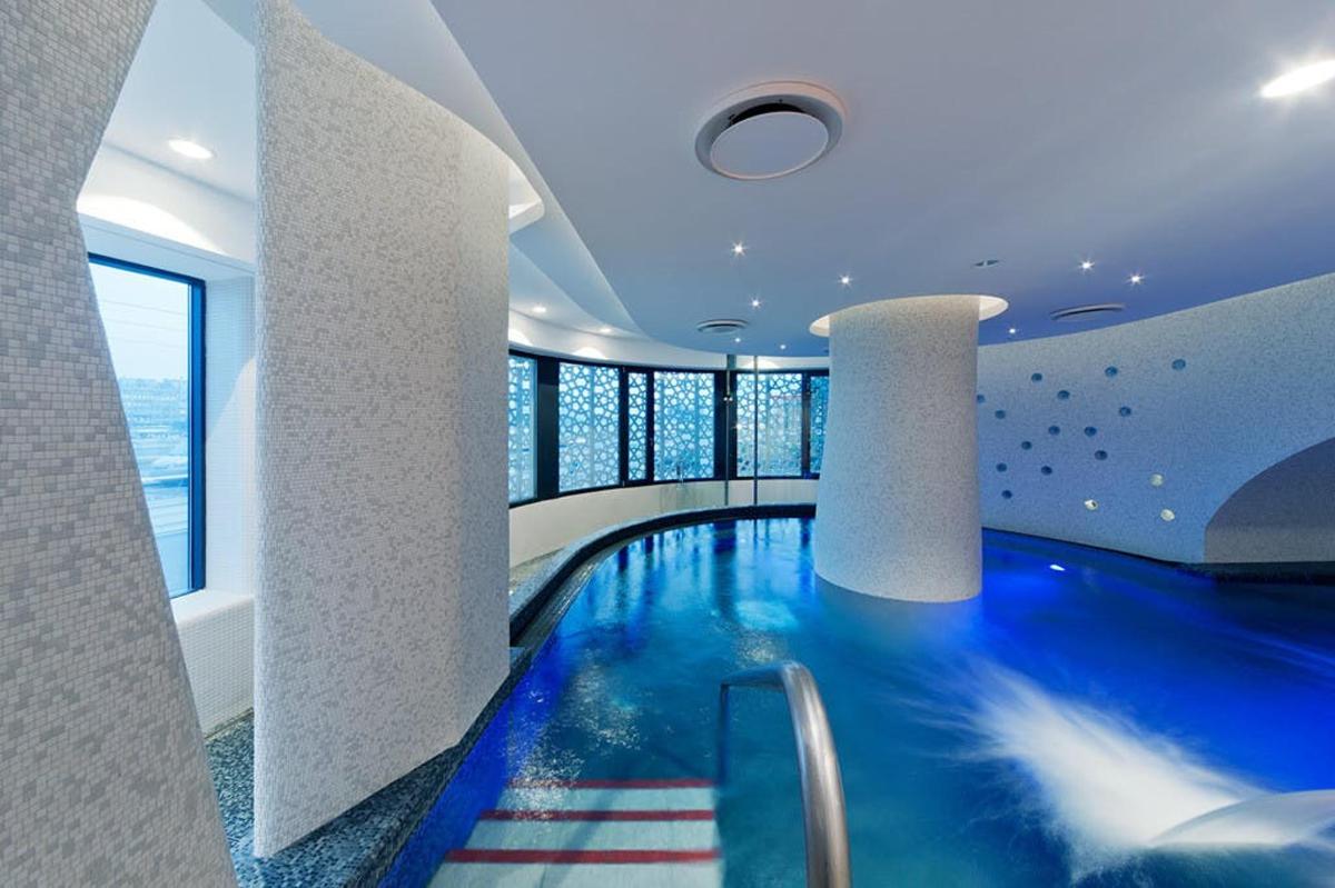 ein Schwimmbad in einem Gebäude mit blauem Boden