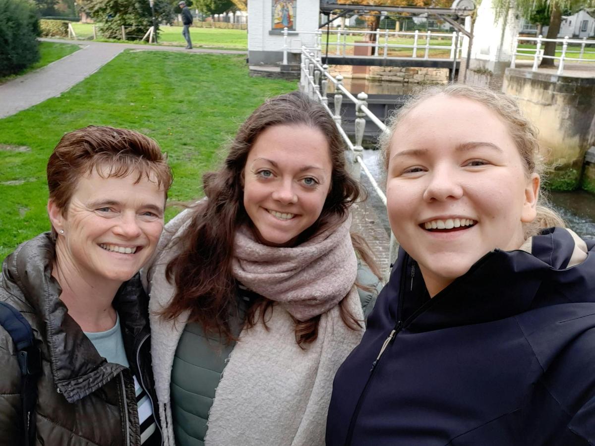 zwei Frauen stehen nebeneinander