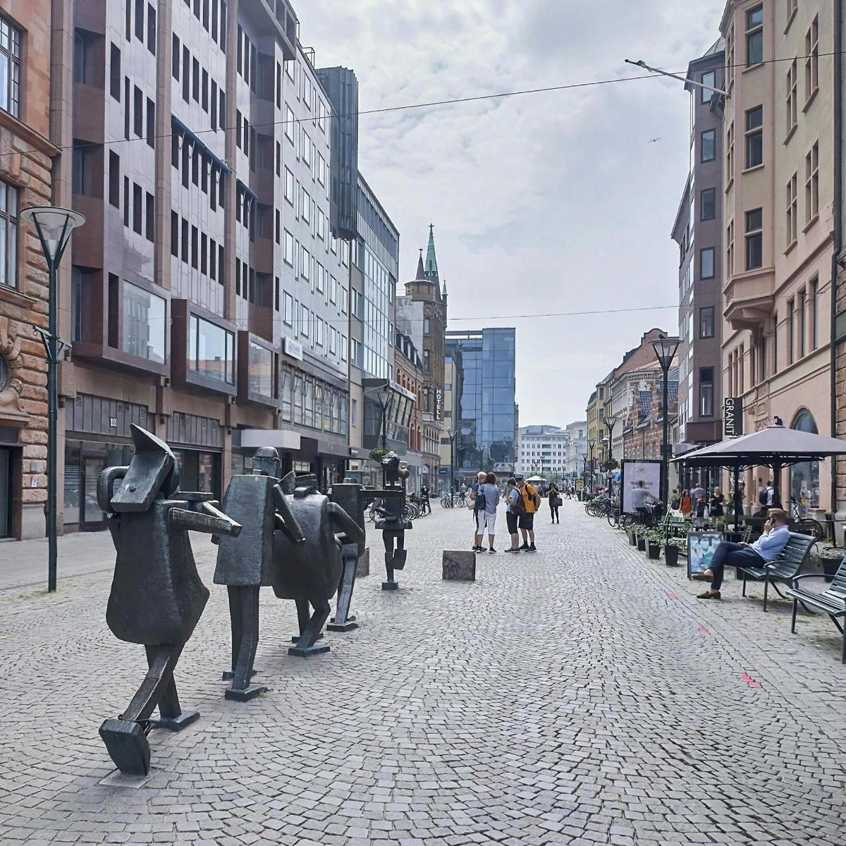 ulice se sochami lidí ve městě