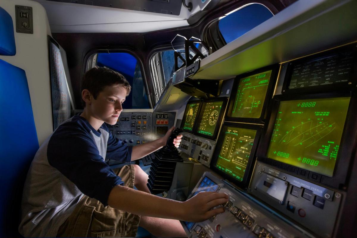 um homem sentado na cabine de um avião