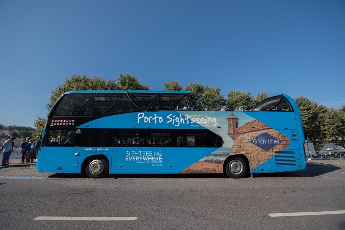 moder dvonadstropni avtobus parkiran na ulici
