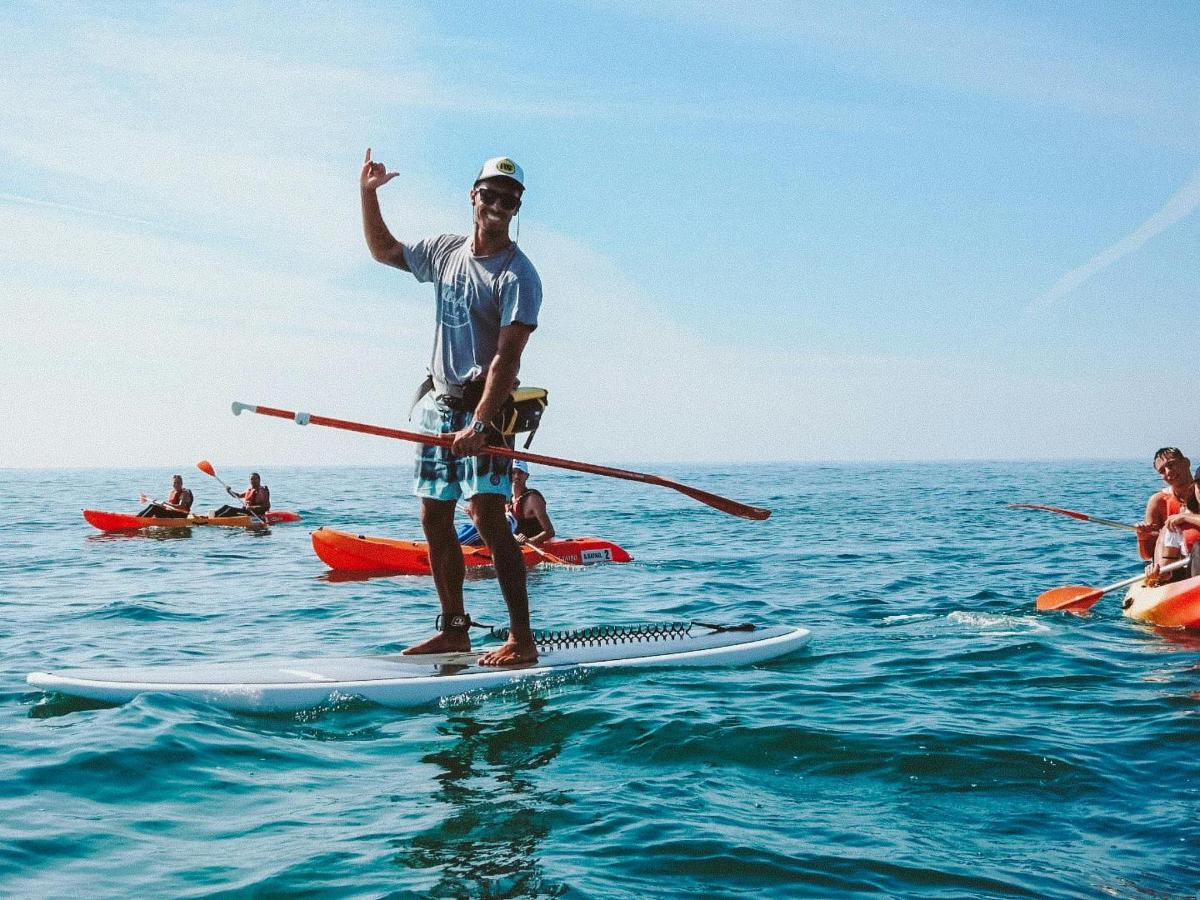 un uomo in piedi su una tavola da paddle nell'oceano