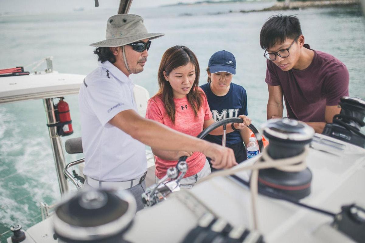 un grupo de personas en un barco en el agua