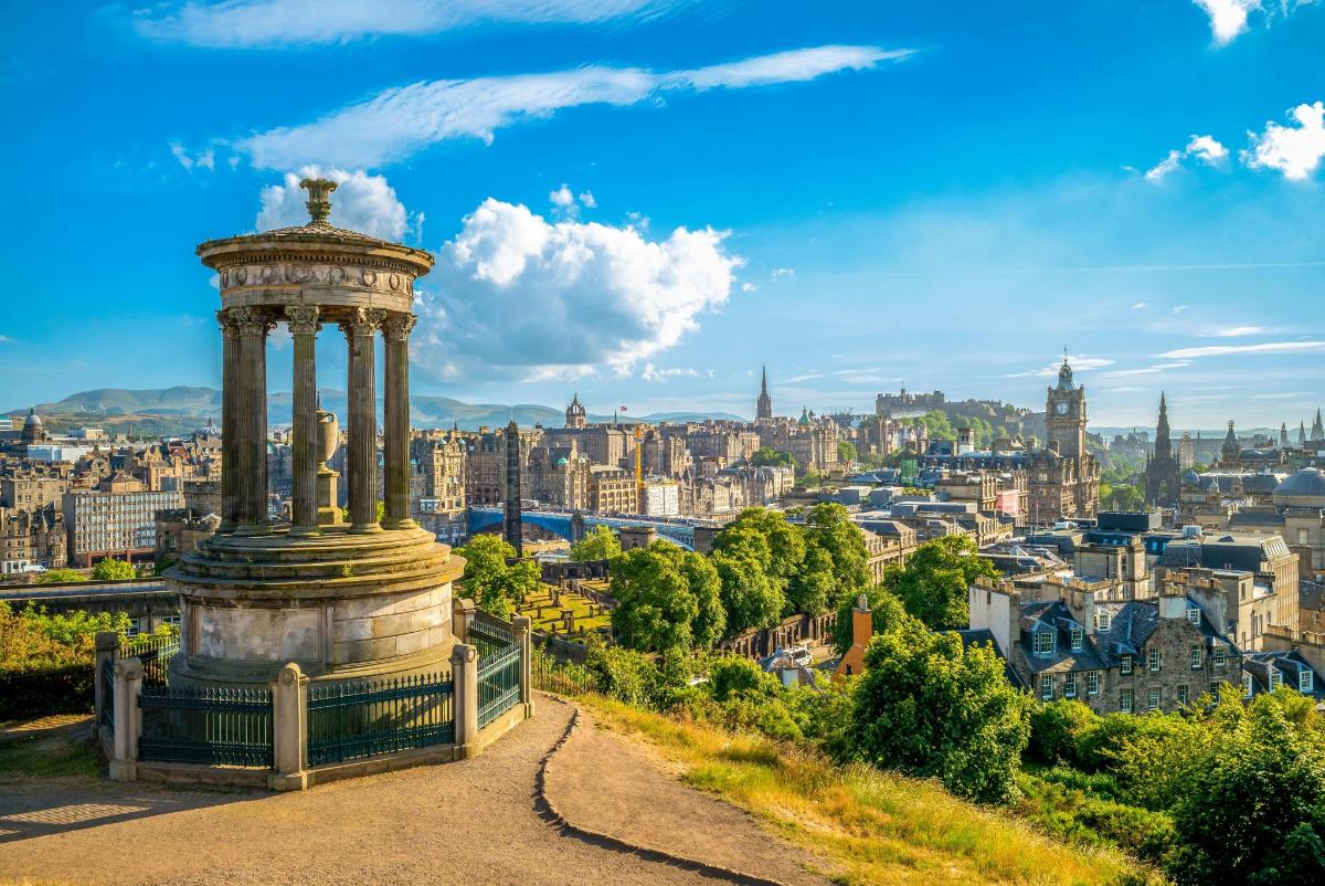 vaade Edinburghi linnale mäe tipust