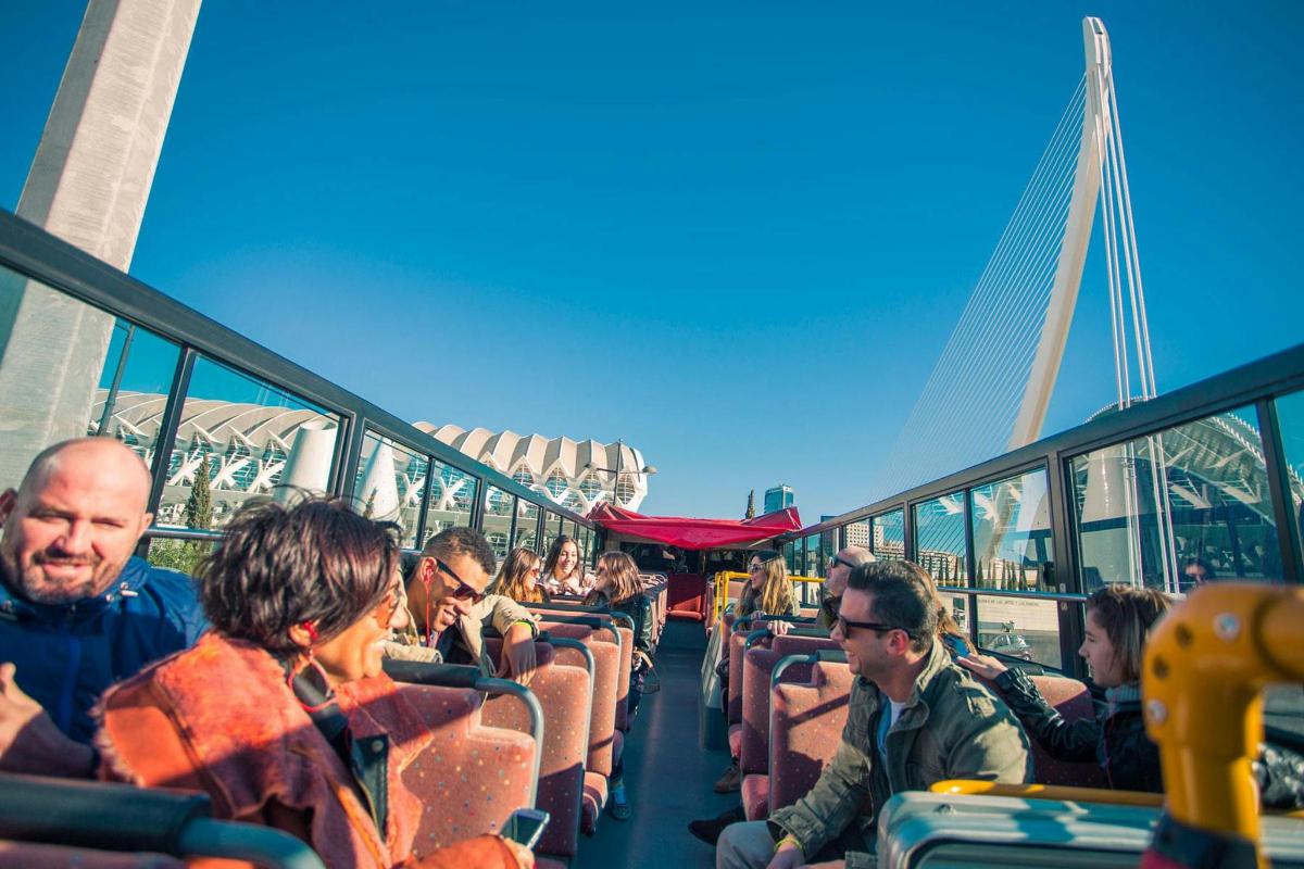 un grup de persones assegudes en un autobús
