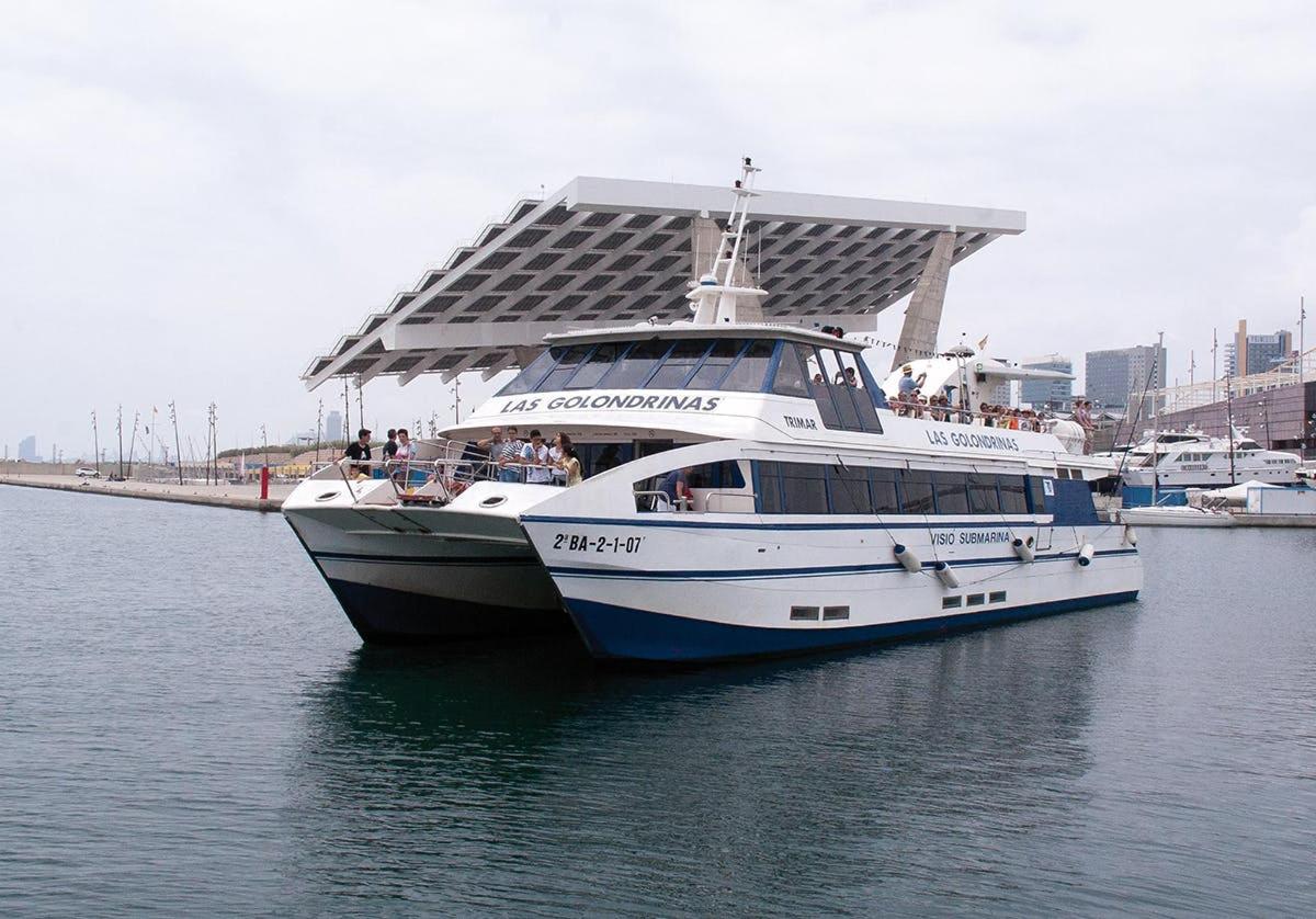 um grande barco está atracado na água