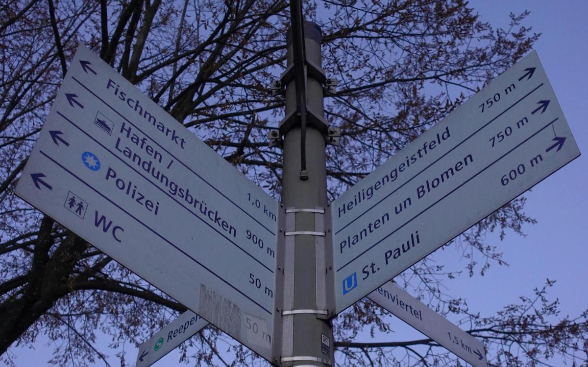 uličná značka s mnohými značkami na stĺpe