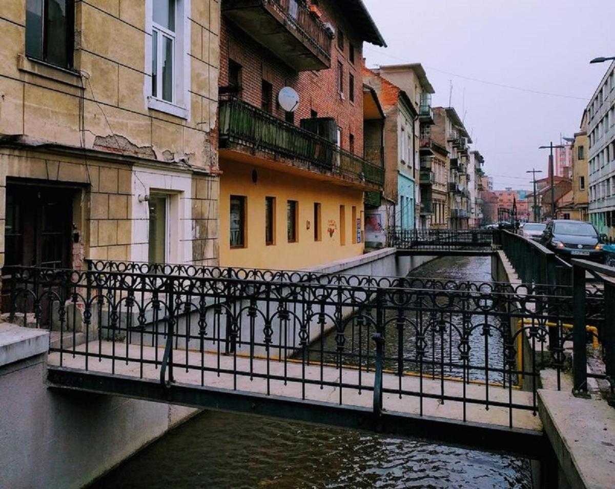 eine Brücke über einen Fluss in einer Stadt mit Gebäuden