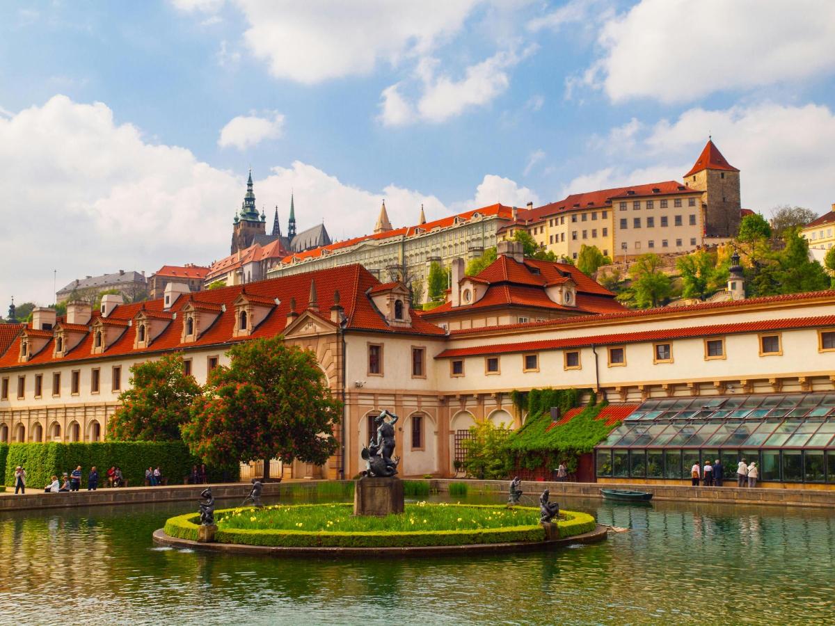 velká budova se sochou uprostřed vodní plochy