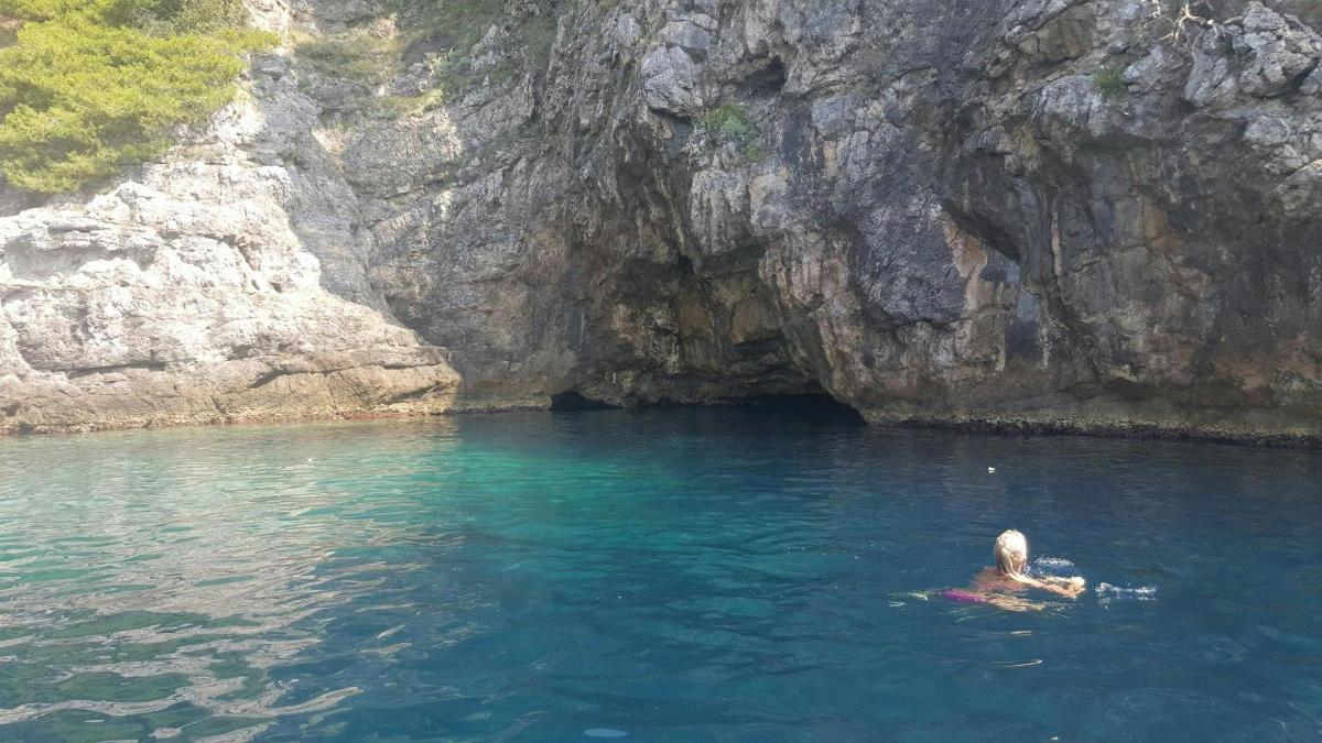una persona nadando en una cueva en el agua
