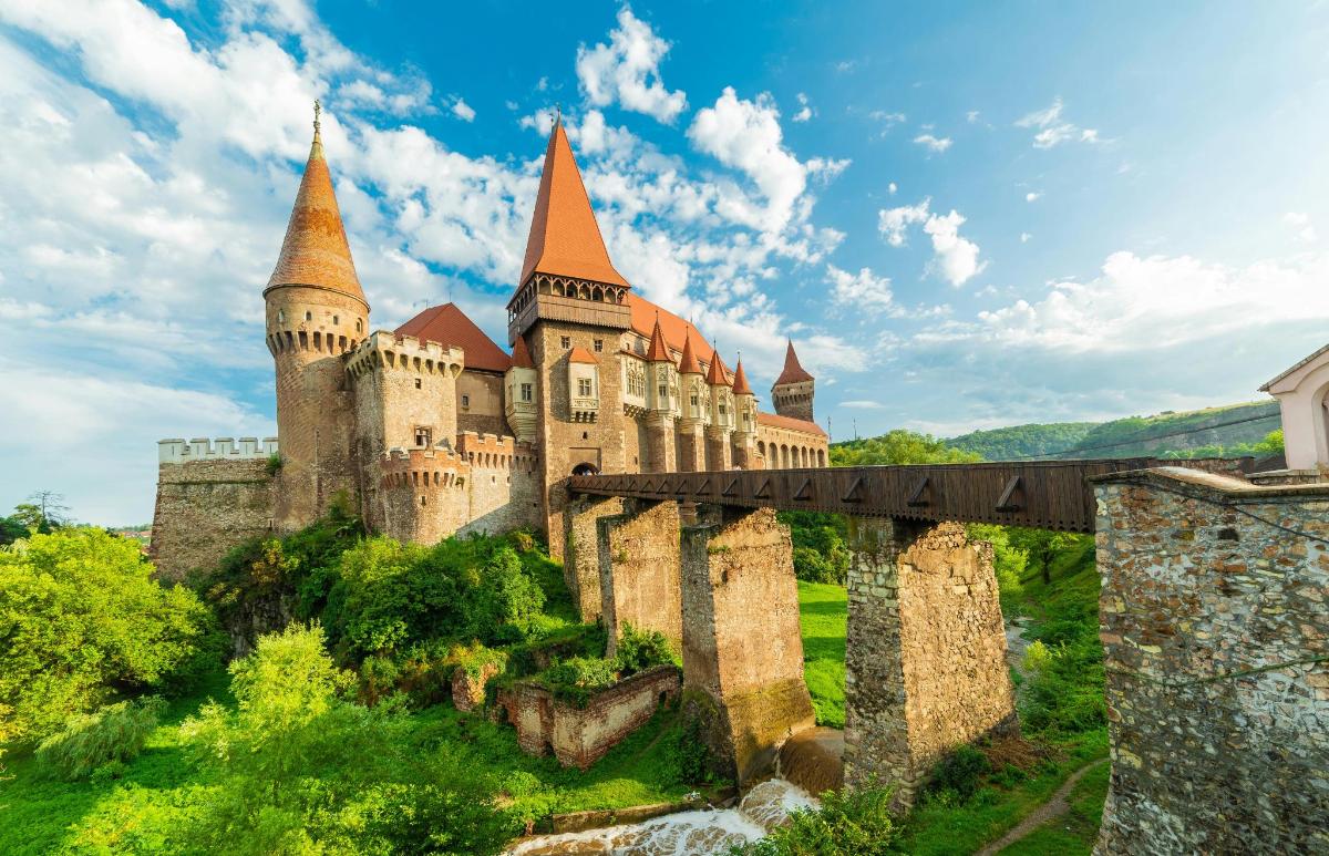 hrad na kopci s mostem