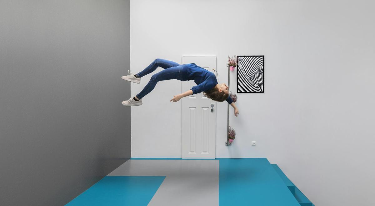 una persona saltando en el aire en un trampolín