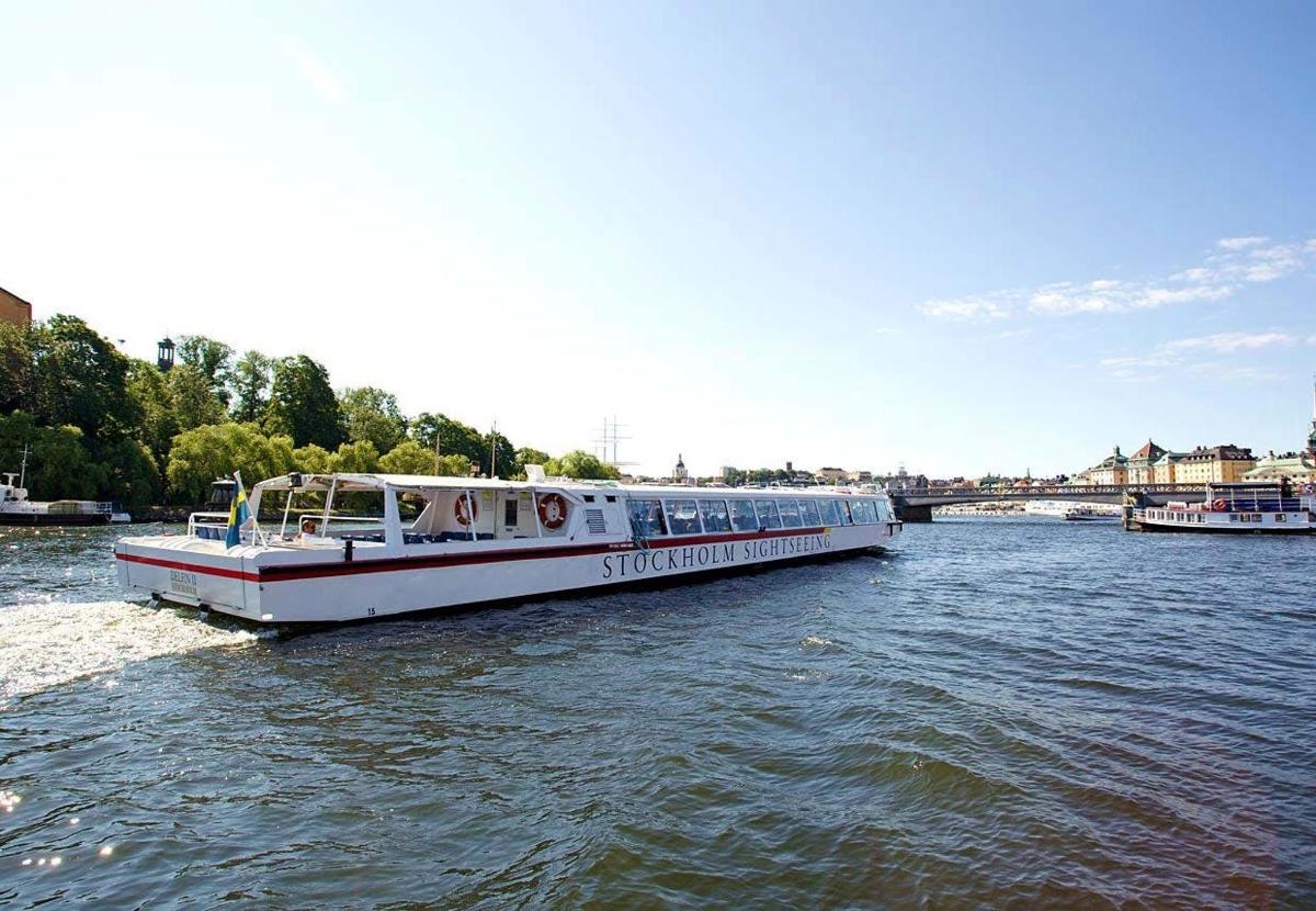 un barco blanco en el agua de un río