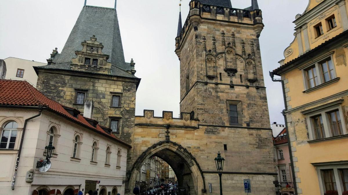 stary budynek z bramą i wieżą