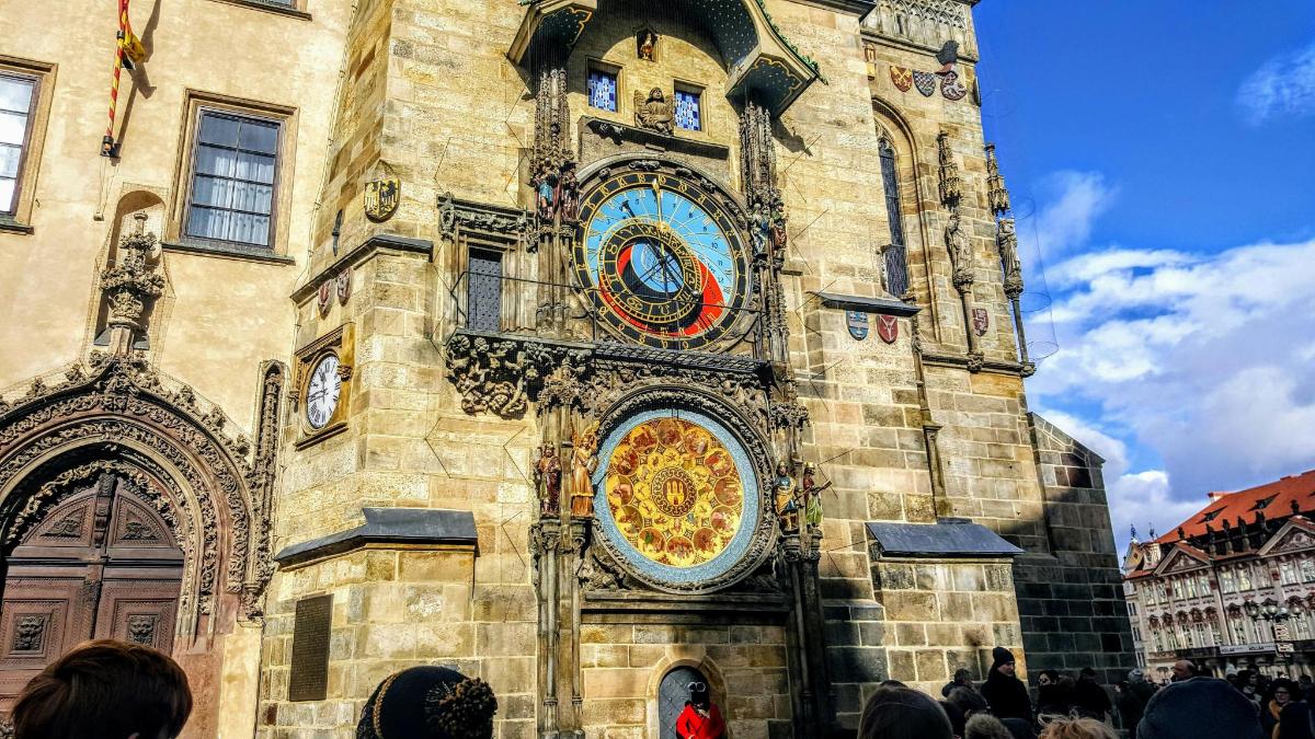 un edificio con orologi ai lati