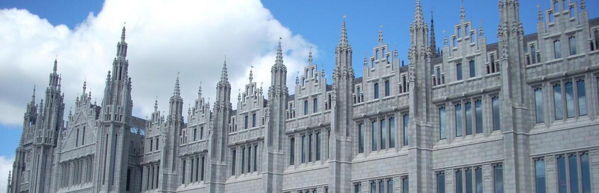 Un gran edificio con muchas torres.