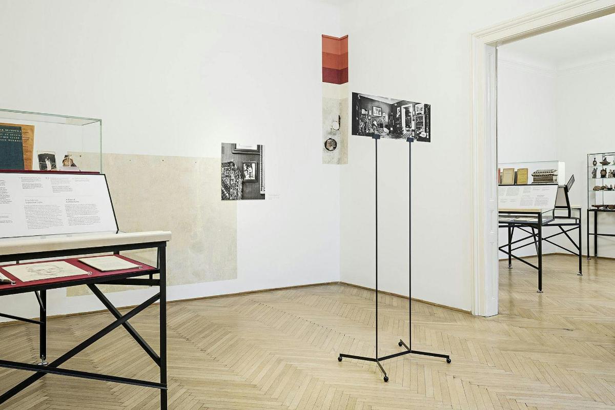 uma sala com duas mesas e uma parede branca