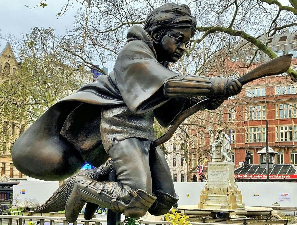 una estatua de un jugador de béisbol sosteniendo un bate