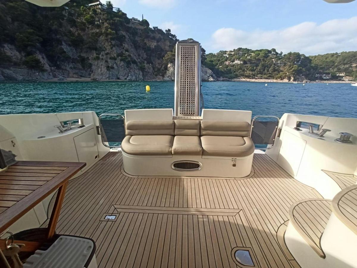 un asiento en la parte trasera de un barco en el agua
